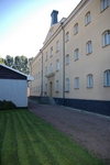Mariestads fängelse, norra fasaden, till vänster skolbyggnaden från 1971 på den plats rastgårdarna tidigare låg. 