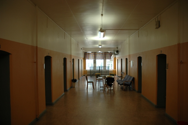 Mariestads fängelse, cellblock, korridoren mellan cellraderna utgjordes ursprungligen av ett öppet ljusschakt med balkongbryggor längs sidorna.