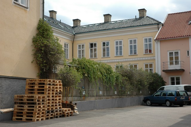 Bertha Pettersons hus, fasad mot gården, till vänster hörnhuset i korsningen Kyrkogatan -Komministergatan.