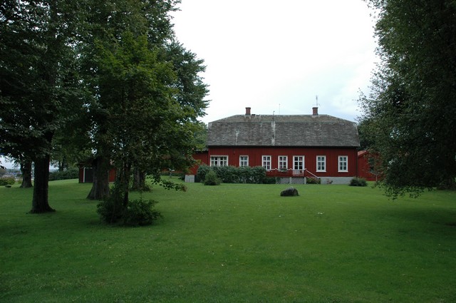 Hova prästgård, sedd från trädgården.