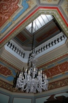 Vestibulen med  överljus från glastak skapar ett ljust sammanhang mellan huvud- och övervåning.