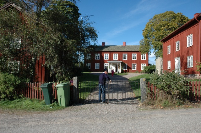 Edsleskogs prästgård, f.d. prästbostaden i mitten, till vänster Fryxellsflygeln, till höger församlingshemmet.