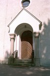 Kyrkans västportal.