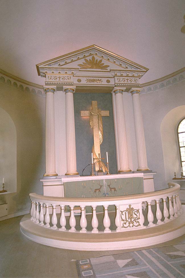 Altaruppsatsen och altarringen i Getinge kyrka.