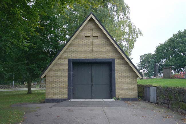 Bårhus invid Snöstorps kyrka.