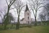 Ås kyrka med omgivande kyrkogård.