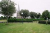 Trönninge kyrka med omgivande kyrkogård.