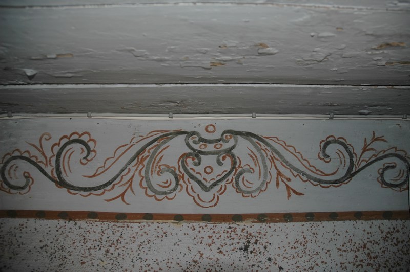 Helénsstugan, kökets vägg med stänkmålning och dekormålad bård.
