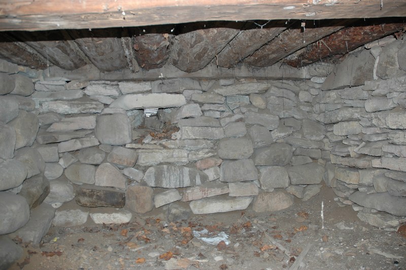 Helénsstugan, källaren under köket. Källarens tak utgörs av golvplankornas undersidor.