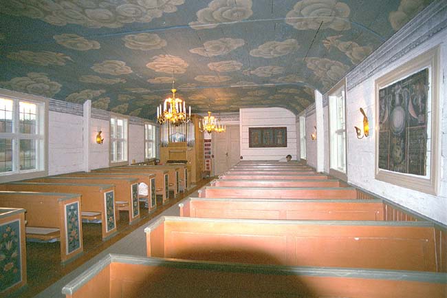 Kyrkorummet sett från koret i öster.