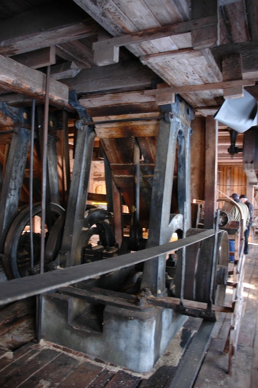 Vretens sågverk, såghusets bottenvåning, ramsågens stativ med svänghjul och remdriven kraftöverföring.