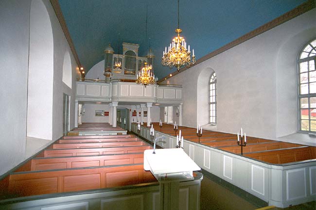 Kyrkorummet sett från koret mot läktaren i väster.