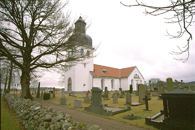 Grimetons kyrka med omgivande kyrkogård sedd från sydväst.