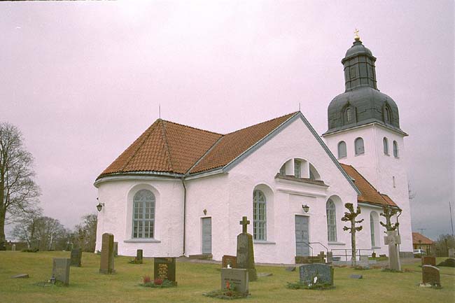 Kyrkan sedd från nordost.