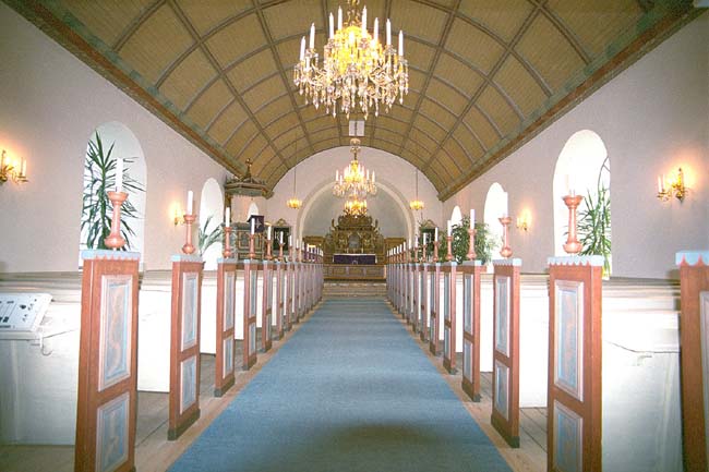 Kyrkorummet sett mot koret i öster.
