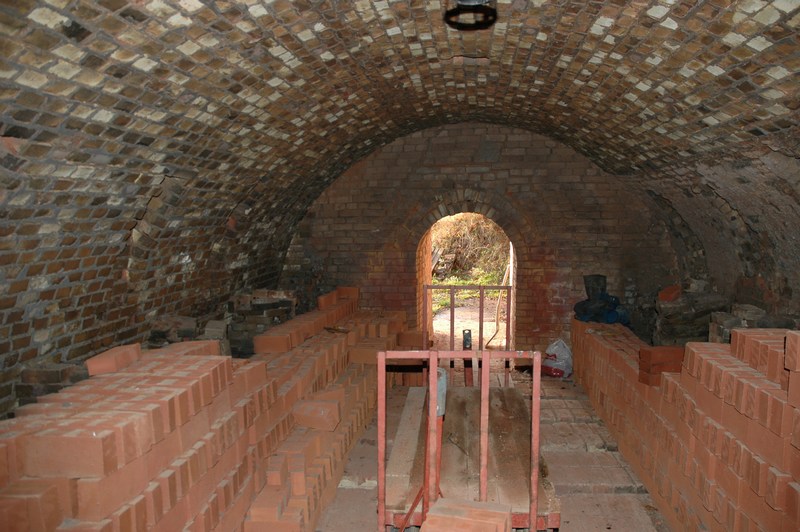 Horns tegelbruk, flamugnsbyggnaden, insidan av den södra ugnskammaren.