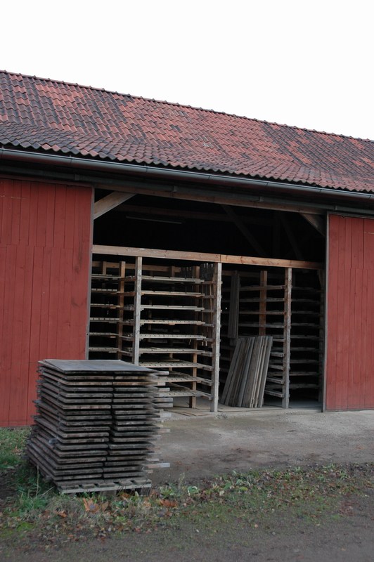 Horns tegelbruk, torkladan, innanför skjutportarna finns ställningar för brickor med torkande råtegel.