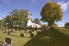 Kyrkan med omgivande kyrkogård.