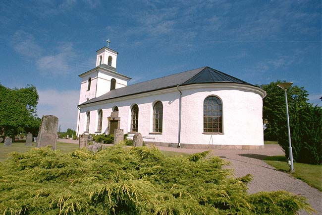 Slöinge kyrka med omgivande kyrkogård.