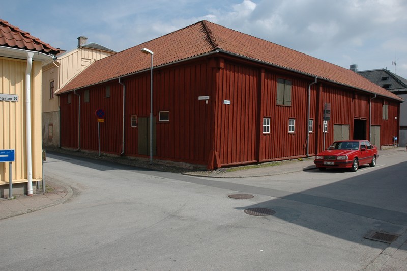 Schougska handelsgården, den röda timmerbyggnaden vänstra del längs Kylandersgatan utgör bodlängan, den högra delen utgör portliderlängan.