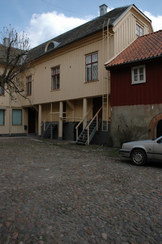 Schougska handelgården, Östra bostadsflygeln, fasad mot gården, till höger syns svalgångslängan.