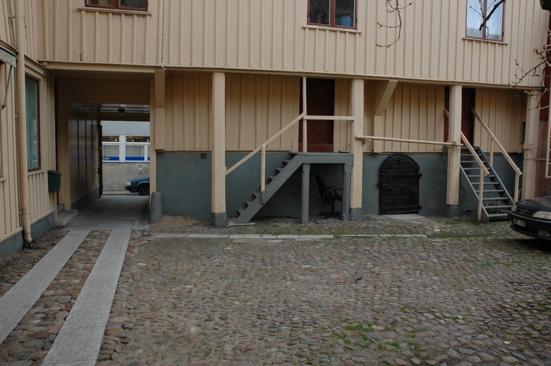 Schougska handelgården, Östra bostadsflygeln: fasad mot gården, passage till Vinbergsgatan.