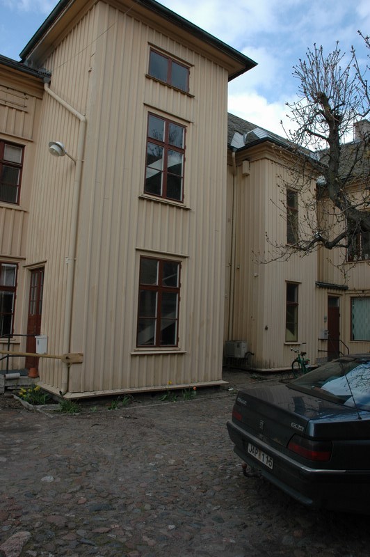 Schougska handelgården, Västra bostadsflygeln: fasad mot gården. I förgrunden det sydvästra trapphuset.
