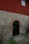 Schougska handelgården, svalgångslängan: fasad mot gården, ingång till bottenvåningen av sten.