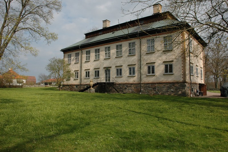 Stola säteri, huvudbyggnadens baksida mot parken med Erik Lundbergs fritrappa.