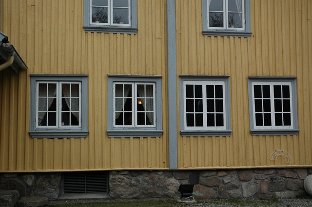 På huvudbyggnadens norra fasad finns blindfönster.