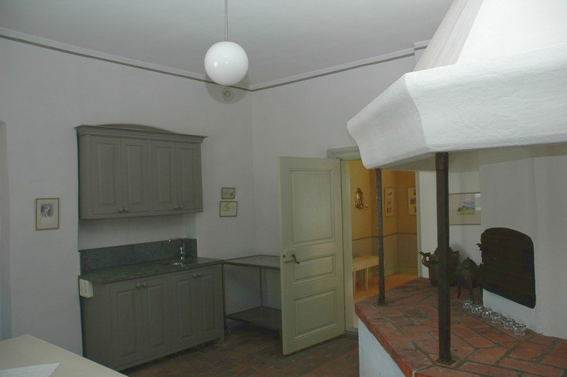 Prosten Silvius´stiftelse, köket i husets norra hörn, skänkskåpet tillverkades vid renoveringen 1998-99. Spisen är från restaureringen på 1950-talet. 