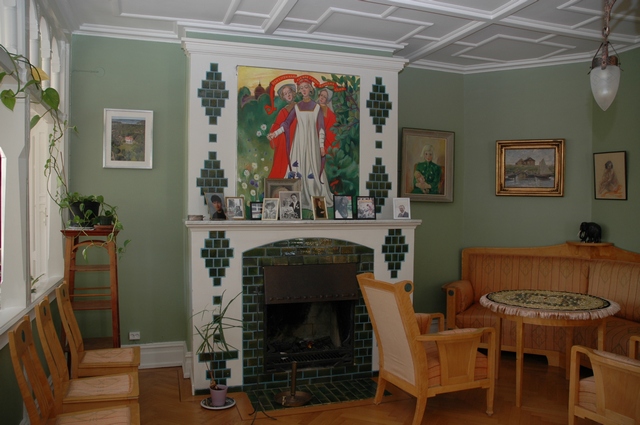 I salongen finns en kakelugn med dekor av Alf Wallin, som även gjort ritningar till möblerna i rummet. Rummet gränsar till en glasveranda.