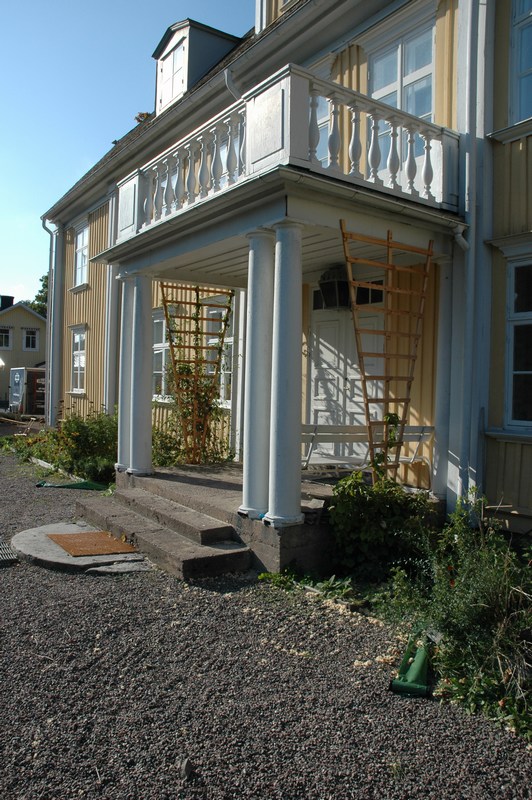 Ekmansgården-Söderbergsgården, gårdsfasadens mittparti med huvudentré och balkong, buren av kopplade kolonner.