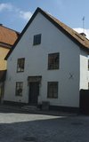 Byggnaden på Apoteket 7, invid Strandgatan i Visby, innehåller medeltida murverk.