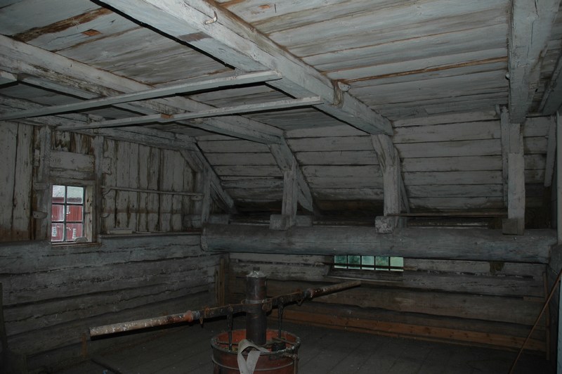 Forsbacka herrgård, visthusboden. Förvaringsutrymme i övervåningens norra ände, tak och väggar är vitlimmade.