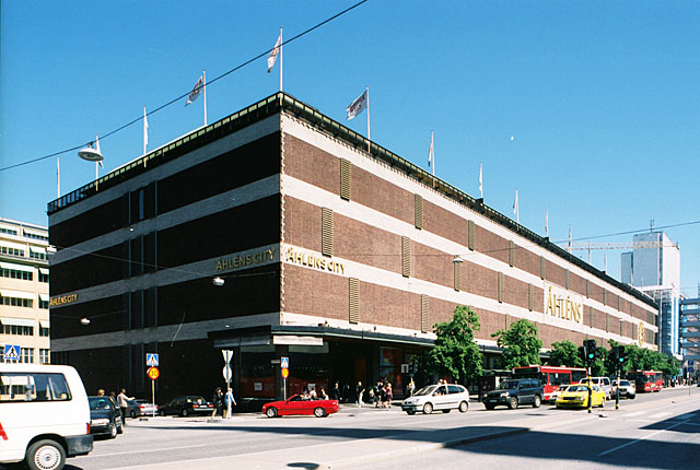 Gripen 12, hus 1, foto från sydost, Klarabergsgatan