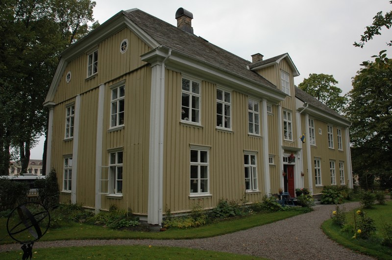 Dahlgrensgården, huvudbyggnaden, sedd från gården.