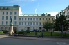 Byggnaden är ett av de hus som uppfördes vid Lilla Torget efter branden 1804