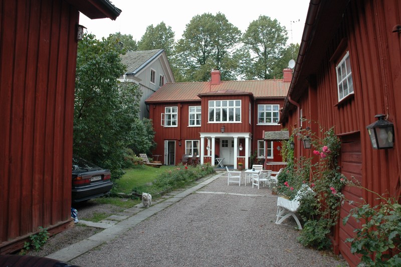 Waldenströmska gården, mot Norra Långgatan öppnar sig den smala gårdsplanen, i bakgrunden bostadshusets faluröda gårdsfasad.