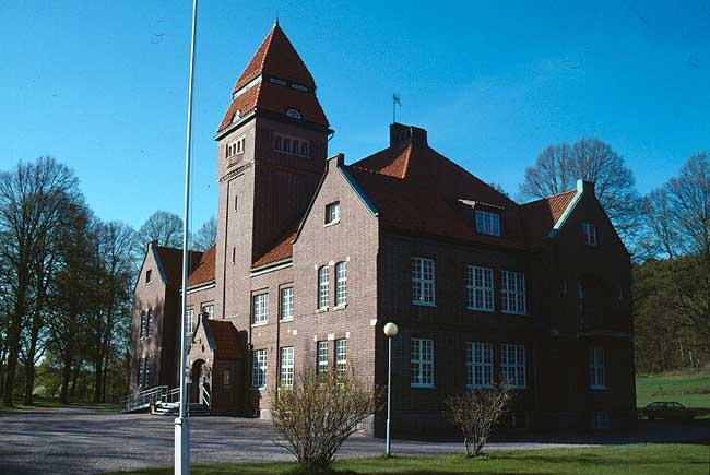 Tingshuset, Munkeldal - Kviström. Tingshuset snett framifrån.