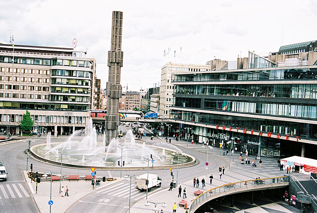 Sergels torg med Hamngatan i fonden. Kulturhuset till höger i bild. Foto från väster.