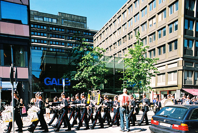 Vaktparaden på Regeringsgatan utanför Gallerian Foto från öster.