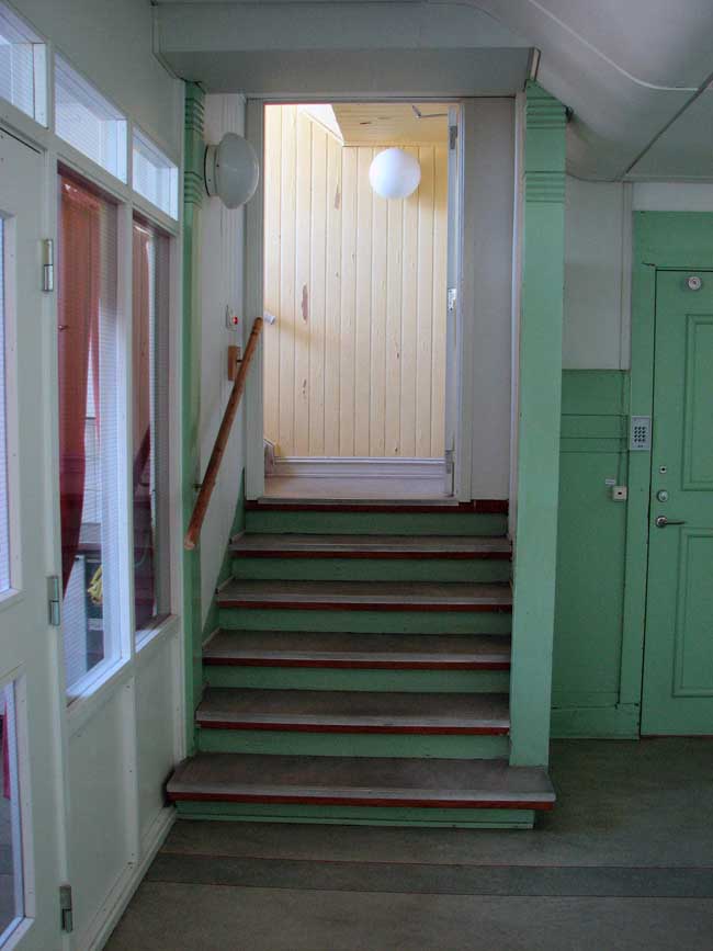 Tingshuset, Varekil. Entréhall med trappa 