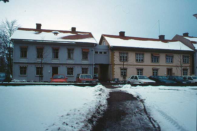 Hjos forna rådhus är den grå byggnaden till vänster i bild. För att vara ett rådhus har byggnaden en anspråkslös placering i staden. 
