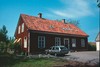 Tingshuset i Sjögestad, frontfasaden mot gårdsplanen. Häktet skymtar till höger i bild.
