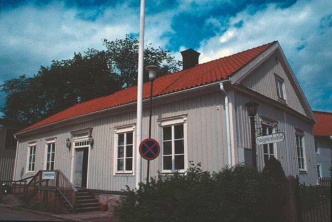 Tingshusets frontfasad mot Tingshustorget i Kisa.