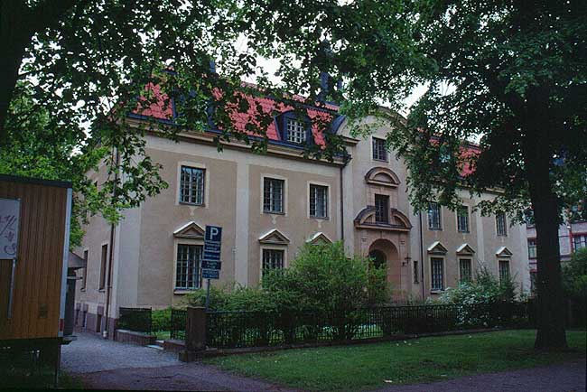Tingsrätten, den äldre byggnadens fasad mot allén.