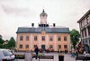 Söderköpings rådhus ligger mitt i staden och torget framför huset är en vanlig mötesplats.