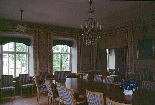 Rådhusrättens sal med ursprungliga, marmorerade väggfält.