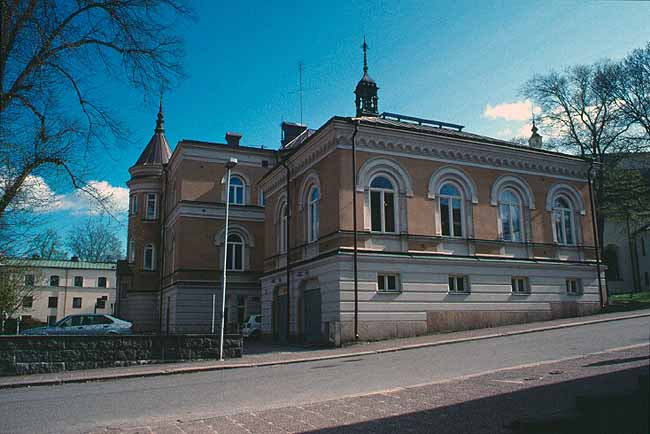 Lindesbergs tingsrätt, gavel över hörn mot baksida.